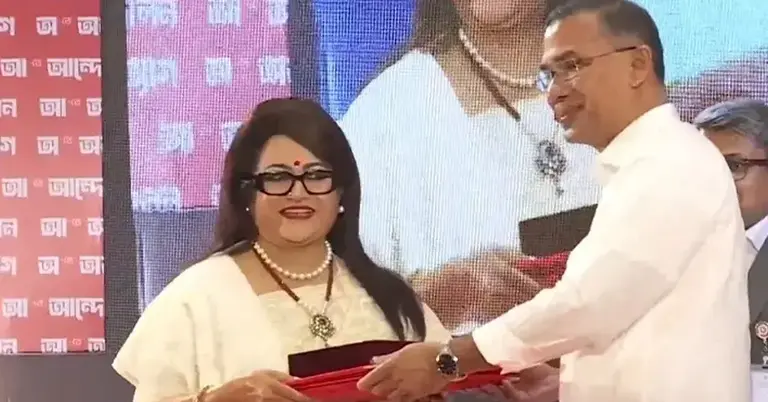 একুশে পদক তুলে দিচ্ছেন প্রধানমন্ত্রী